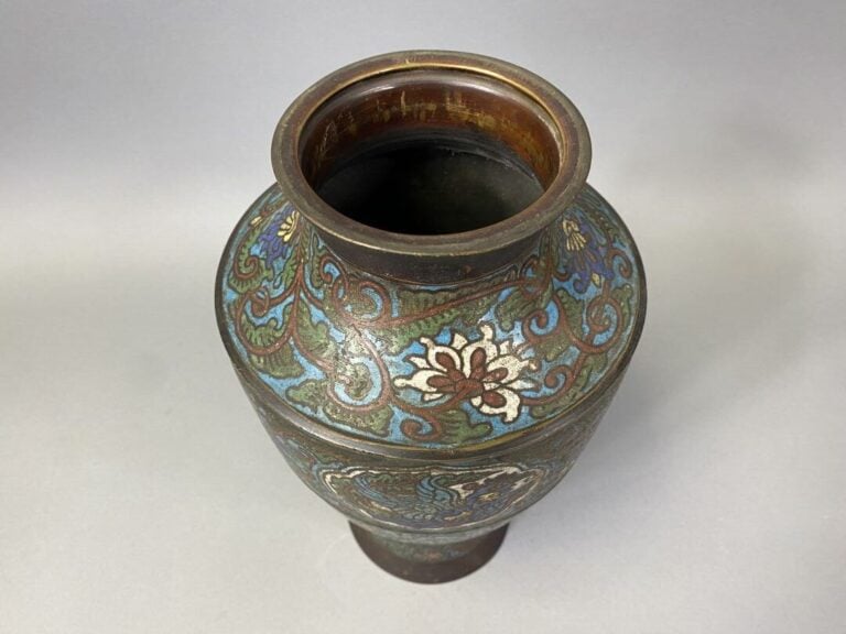 Japon - Vase balustre en émaux cloisonnés polychromes sur fond bleu à décor de…