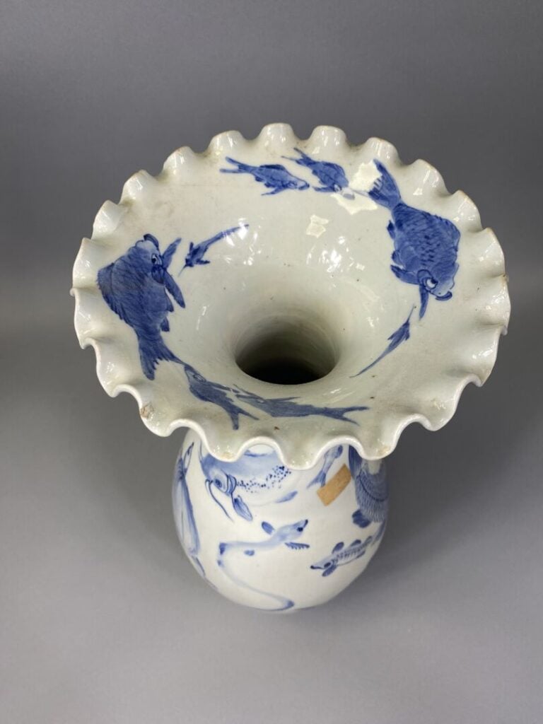 Japon - Vase balustre en porcelaine émaillée bleu blanc à long col et bord fest…