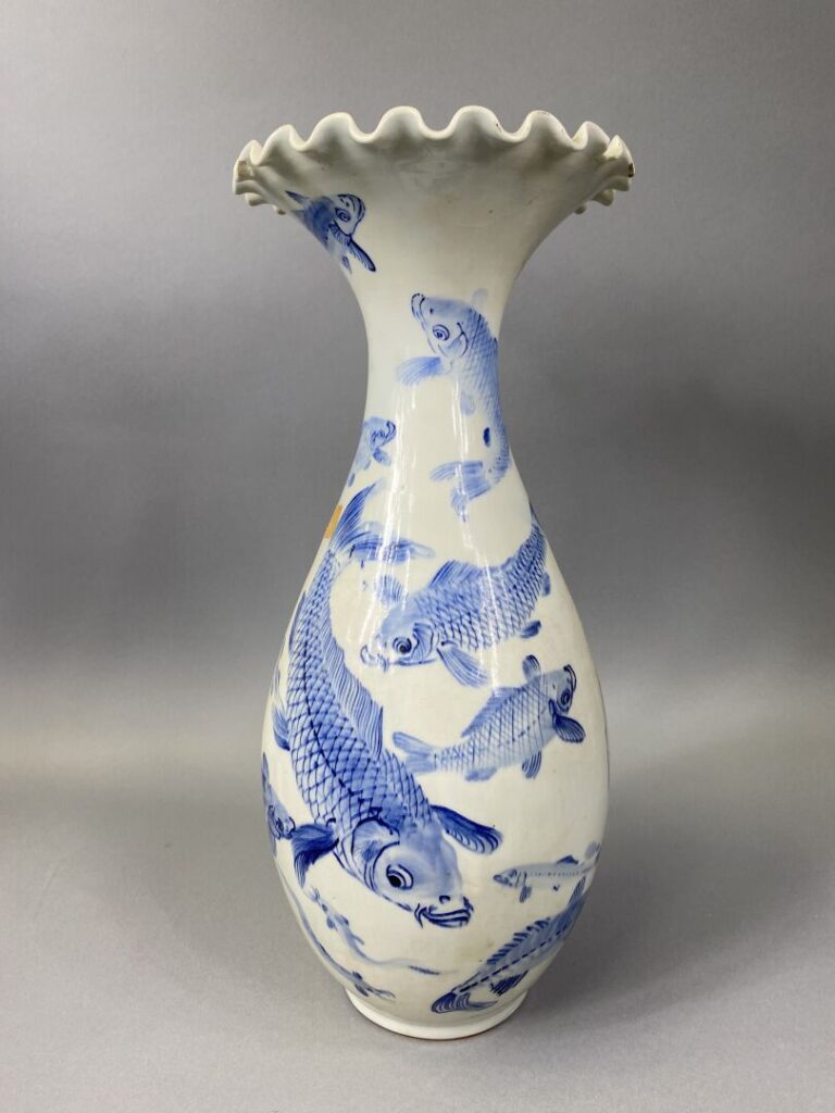 Japon - Vase balustre en porcelaine émaillée bleu blanc à long col et bord fest…