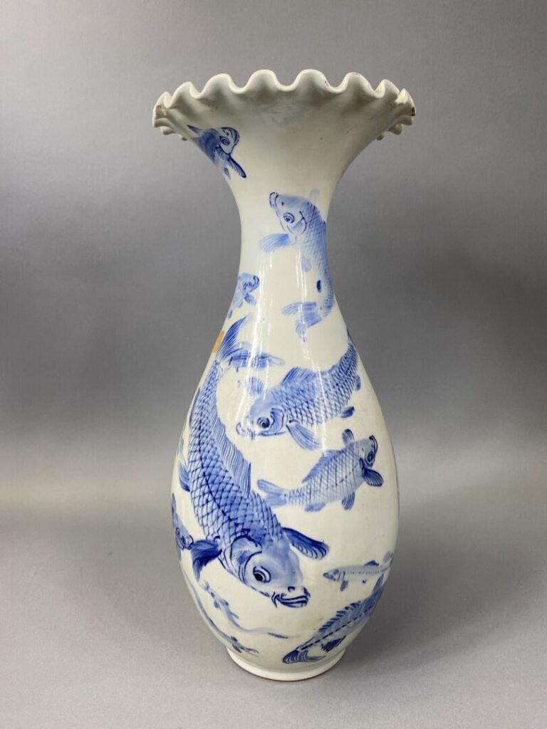 Japon - Vase balustre en porcelaine émaillée bleu blanc à long col et bord fest…