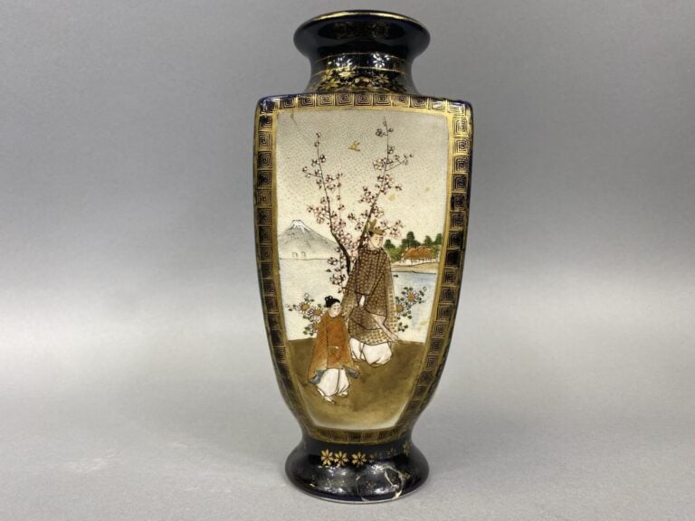 Japon - Vase de forme carrée en faïence de Satsuma émaillée sur fond bleu nuit…