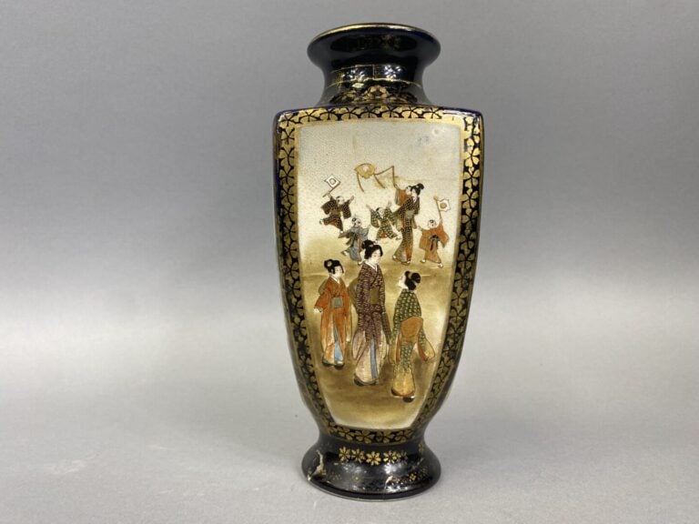 Japon - Vase de forme carrée en faïence de Satsuma émaillée sur fond bleu nuit…