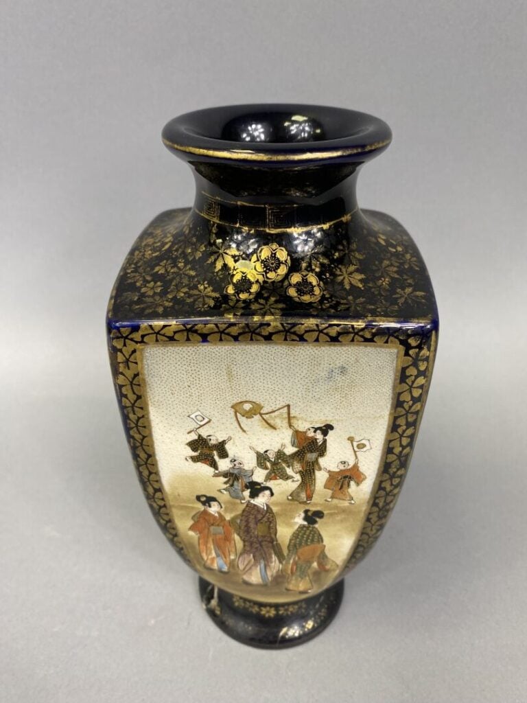 Japon - Vase de forme carrée en faïence de Satsuma émaillée sur fond bleu nuit…