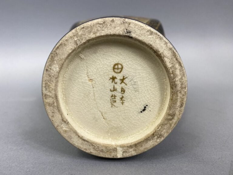 Japon - Vase de forme carrée en faïence de Satsuma émaillée sur fond bleu nuit…
