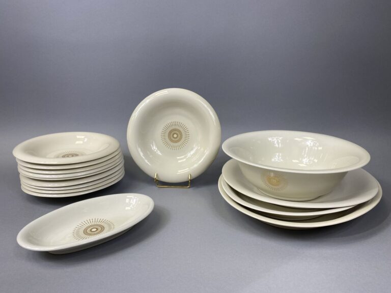 Jean LUCE (1895-1954) - Partie de service de table en porcelaine blanche et fil…