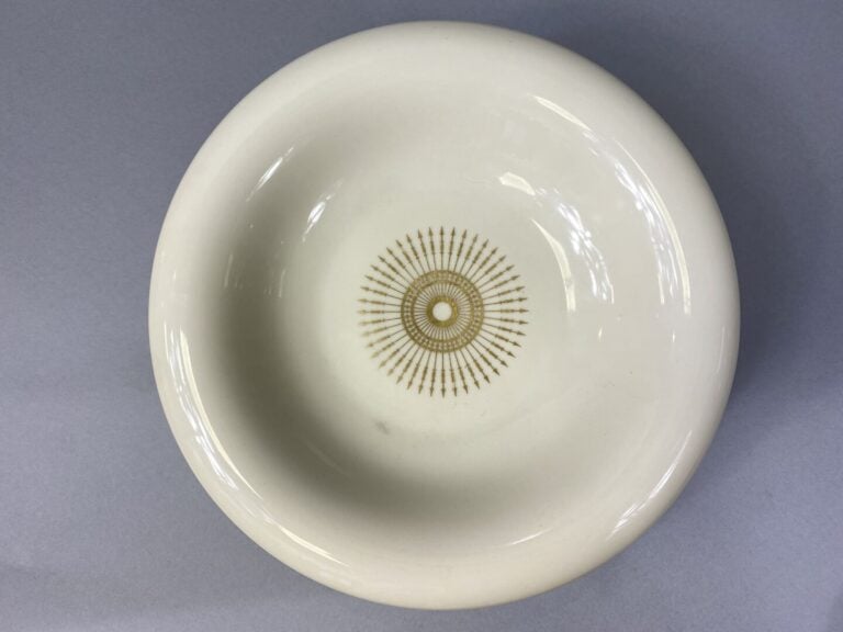 Jean LUCE (1895-1954) - Partie de service de table en porcelaine blanche et fil…