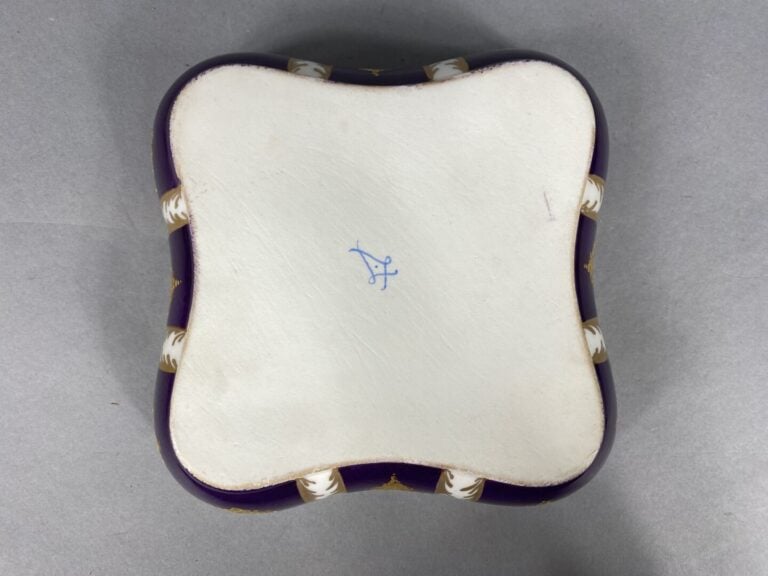 KPM Allemagne - Vide-poche de forme polylobée en porcelaine émaillée bleu et bl…