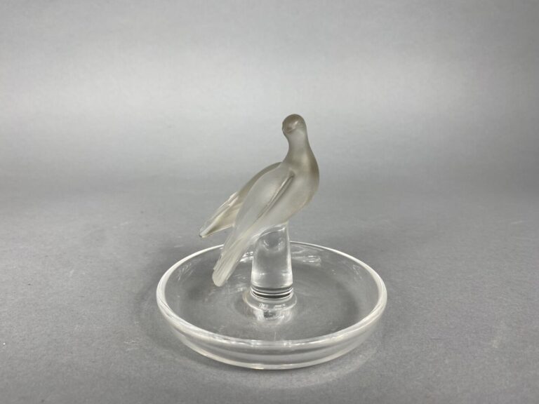 LALIQUE France - Baguier en verre orné d'une colombe en verre moulé et satiné -…