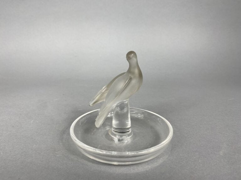 LALIQUE France - Baguier en verre orné d'une colombe en verre moulé et satiné -…