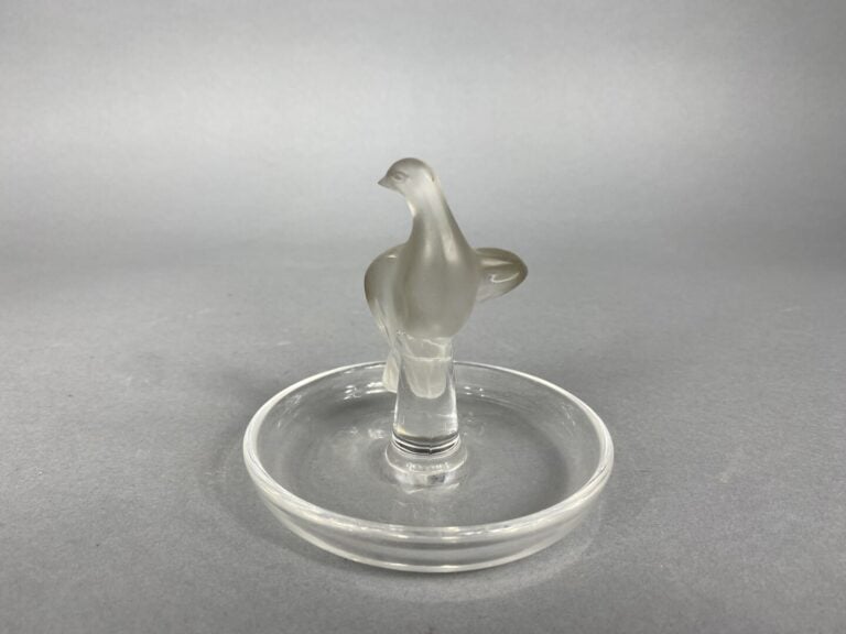 LALIQUE France - Baguier en verre orné d'une colombe en verre moulé et satiné -…