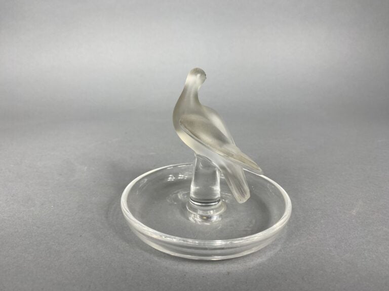 LALIQUE France - Baguier en verre orné d'une colombe en verre moulé et satiné -…