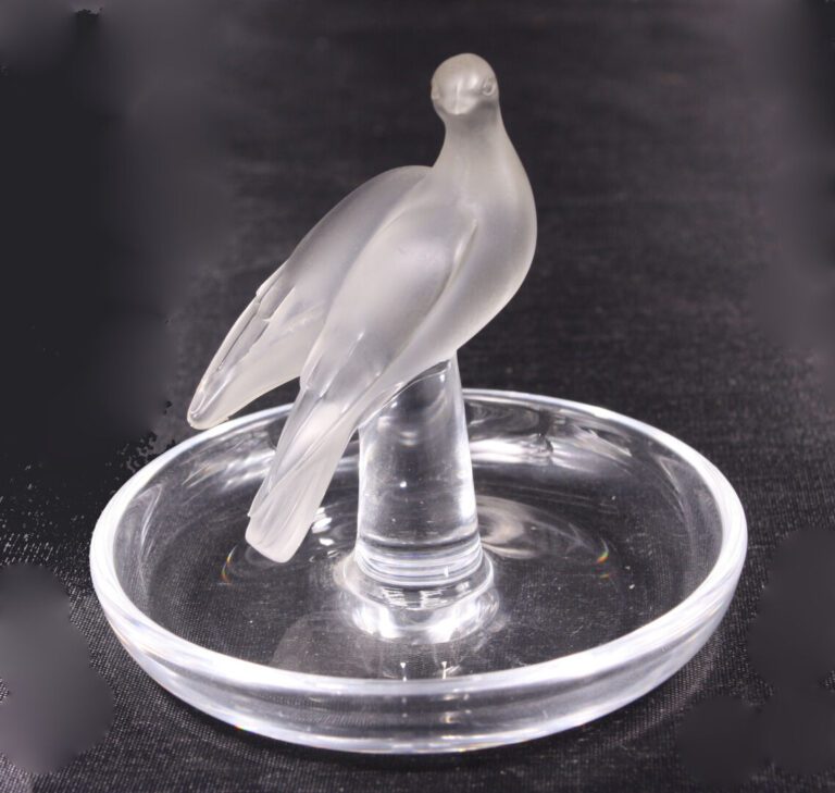 LALIQUE France - Baguier en verre orné d'une colombe en verre moulé et satiné -…