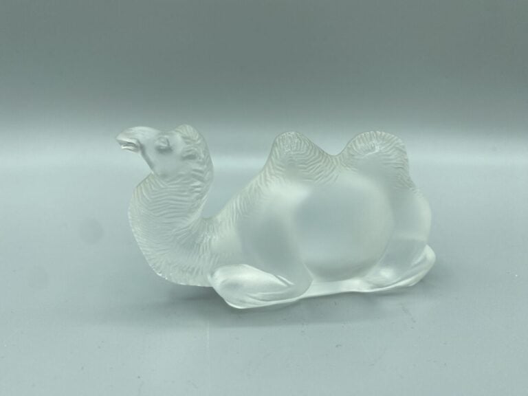 LALIQUE France - Chameau couché en verre moulé et satiné - Signature à la point…