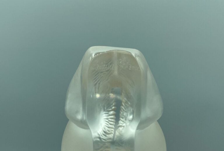 LALIQUE France - Chameau couché en verre moulé et satiné - Signature à la point…