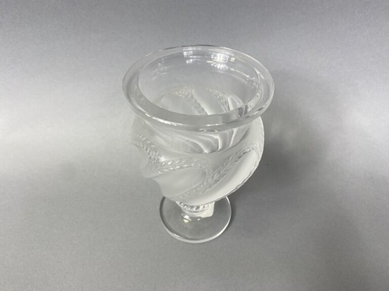 Lalique France - Vase en cristal à motif de côtes torses - Signé au dessous - H…