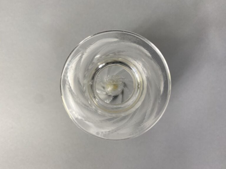 Lalique France - Vase en cristal à motif de côtes torses - Signé au dessous - H…