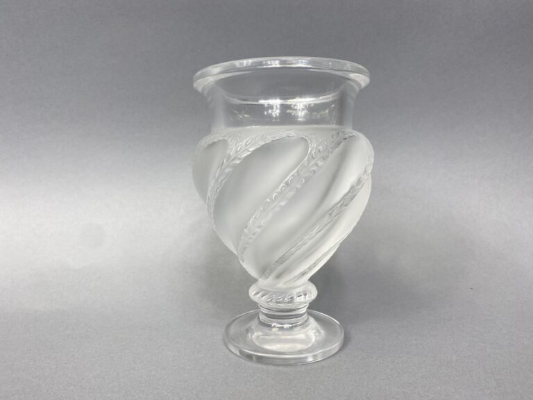 Lalique France - Vase en cristal à motif de côtes torses - Signé au dessous - H…