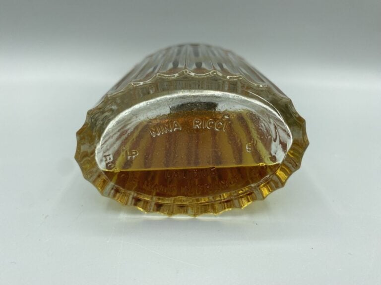 LALIQUE (Made in France) - Flacon à parfum Nina Ricci en verre moulé à côtes cr…
