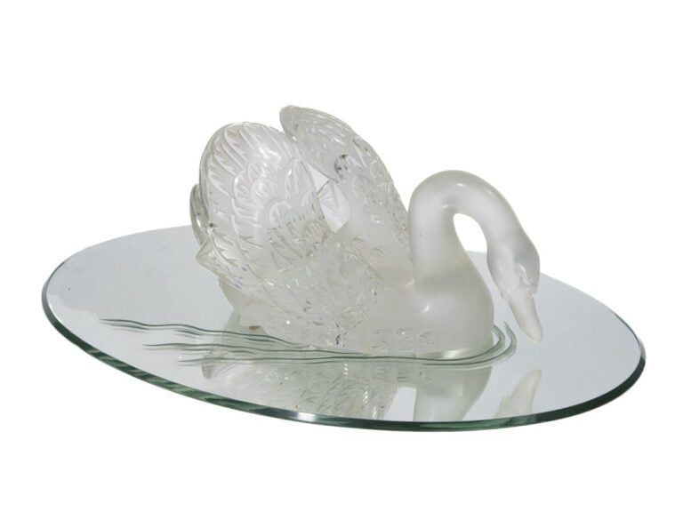 LALIQUE. Surtout "Miroir cygne" en cristal blanc moulé pressé satiné et poli. -…