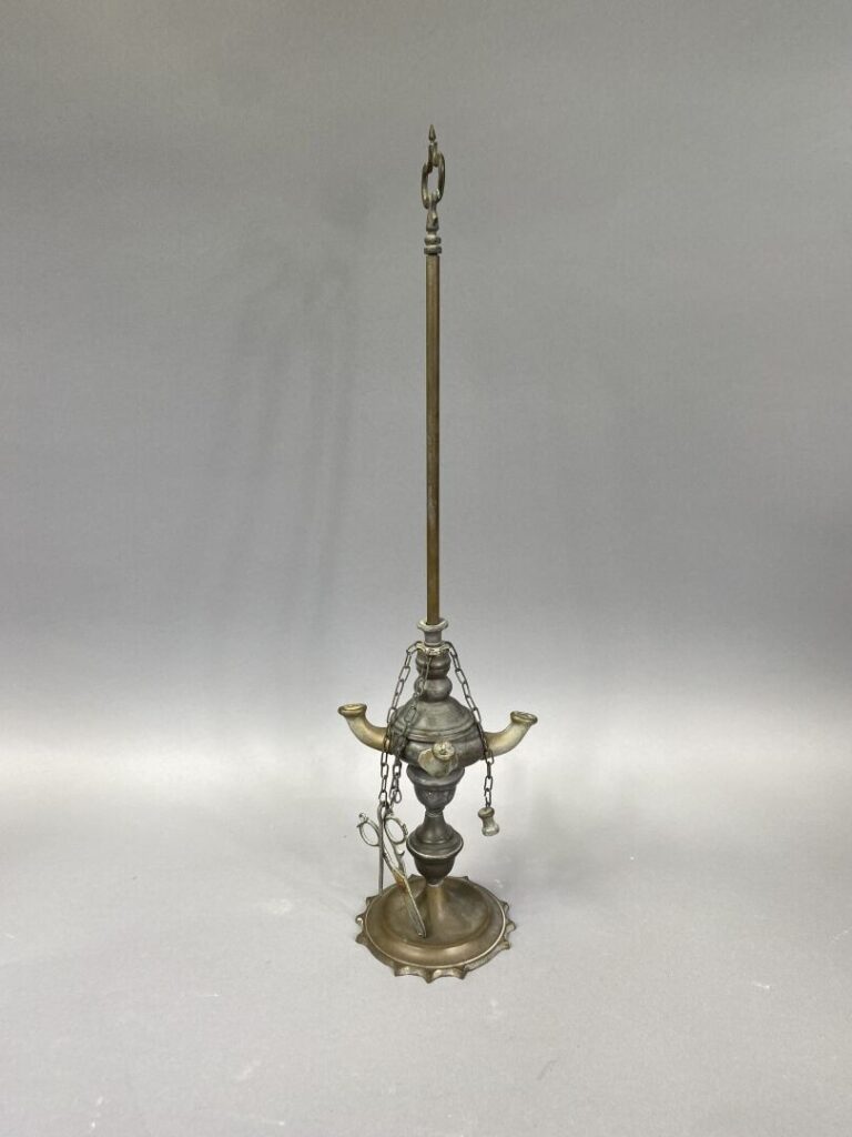 Lampe à huile en alliage de métal à quatre becs - H : 59 cm