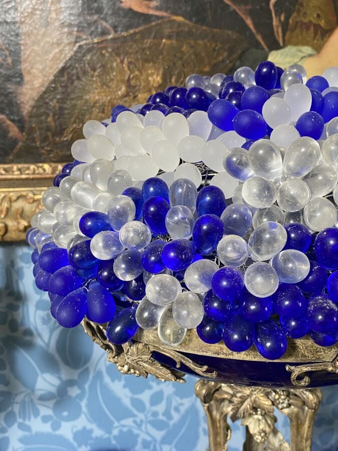 Lampe à piétement en métal argenté à décor de pampres de vigne soutenant une co…