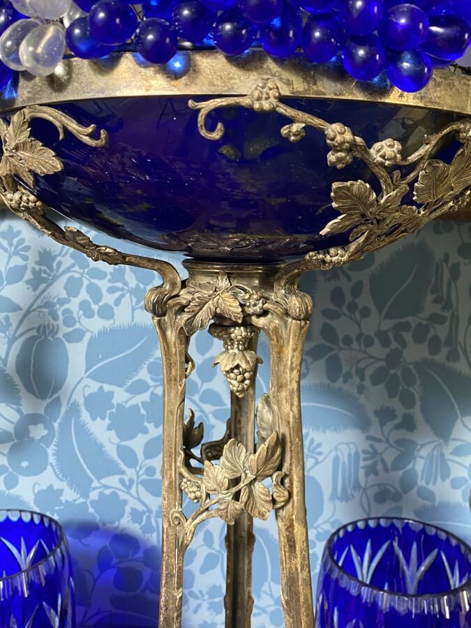 Lampe à piétement en métal argenté à décor de pampres de vigne soutenant une co…
