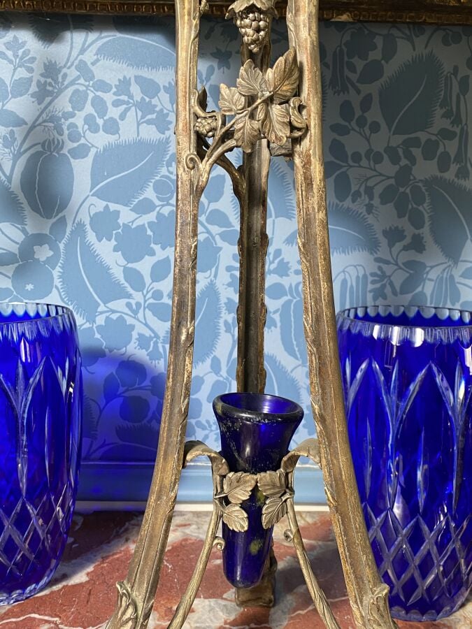 Lampe à piétement en métal argenté à décor de pampres de vigne soutenant une co…