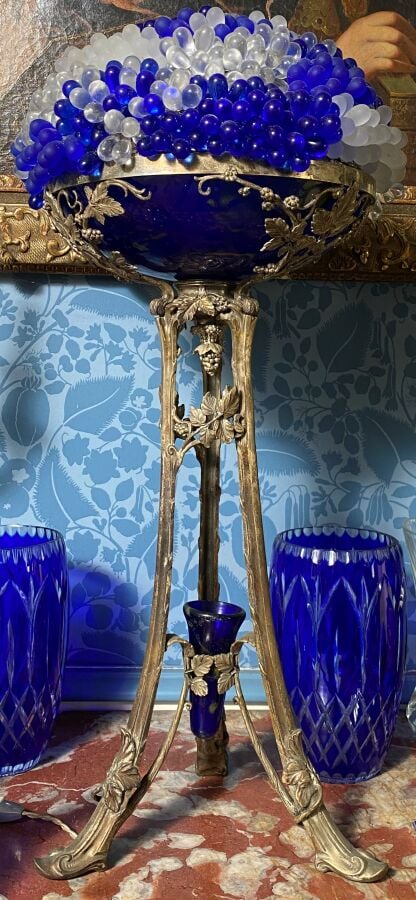 Lampe à piétement en métal argenté à décor de pampres de vigne soutenant une co…