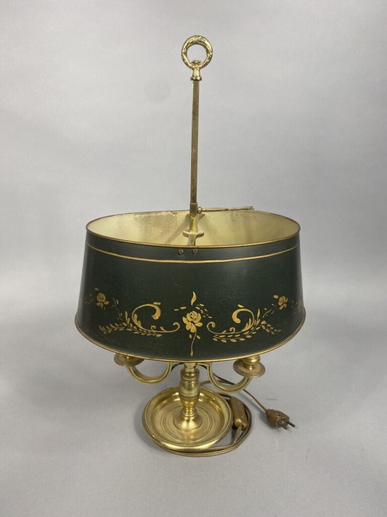 Lampe bouillotte en bronze doré à deux lumières, abat-jour en tôle peinte verte…
