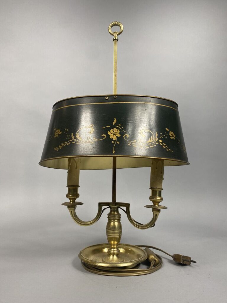 Lampe bouillotte en bronze doré à deux lumières, abat-jour en tôle peinte verte…