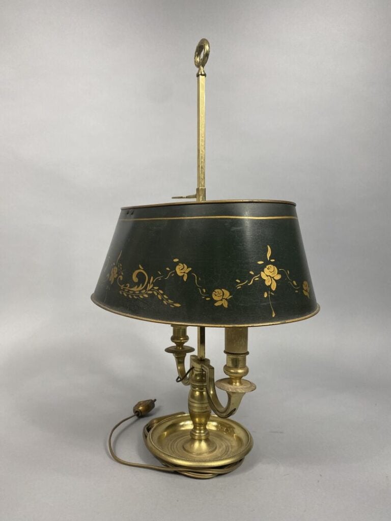 Lampe bouillotte en bronze doré à deux lumières, abat-jour en tôle peinte verte…