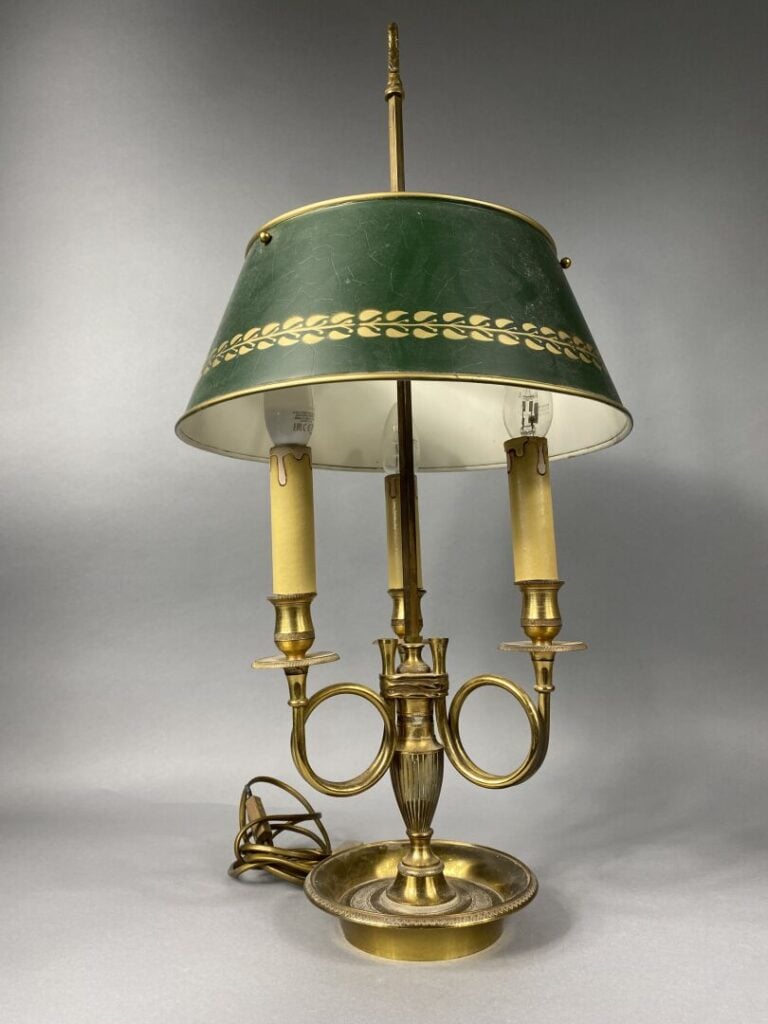 Lampe bouillotte en métal doré à trois bras de lumières, l'abat-jour en tôle ve…