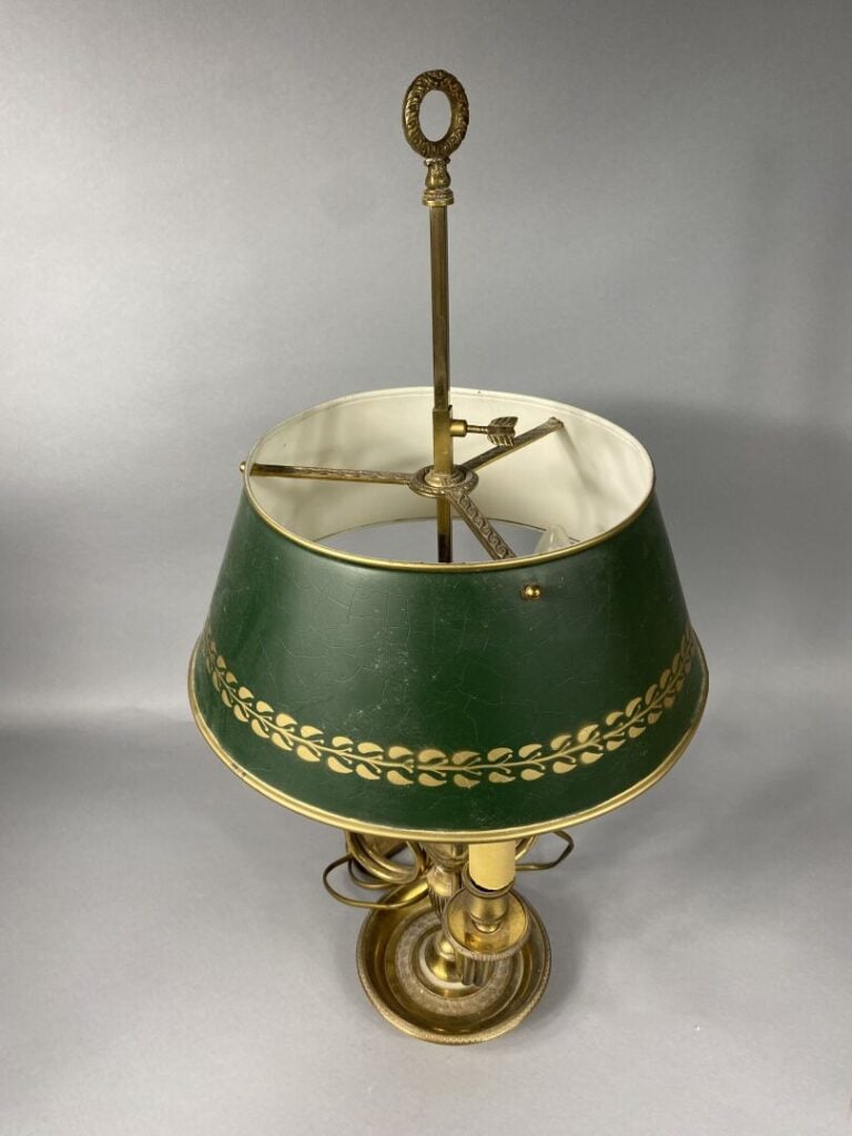 Lampe bouillotte en métal doré à trois bras de lumières, l'abat-jour en tôle ve…