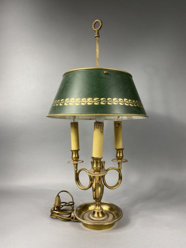 Lampe bouillotte en métal doré à trois bras de lumières, l'abat-jour en tôle ve…