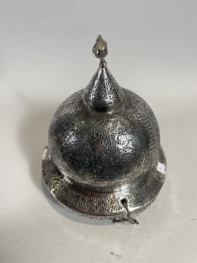 Lampe de mosquée en argent bas-titre entièrement repercée à décor d'oiseaux et…