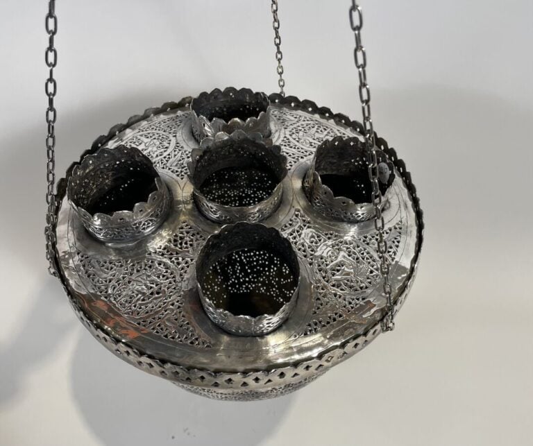 Lampe de mosquée en argent bas-titre entièrement repercée à décor d'oiseaux et…