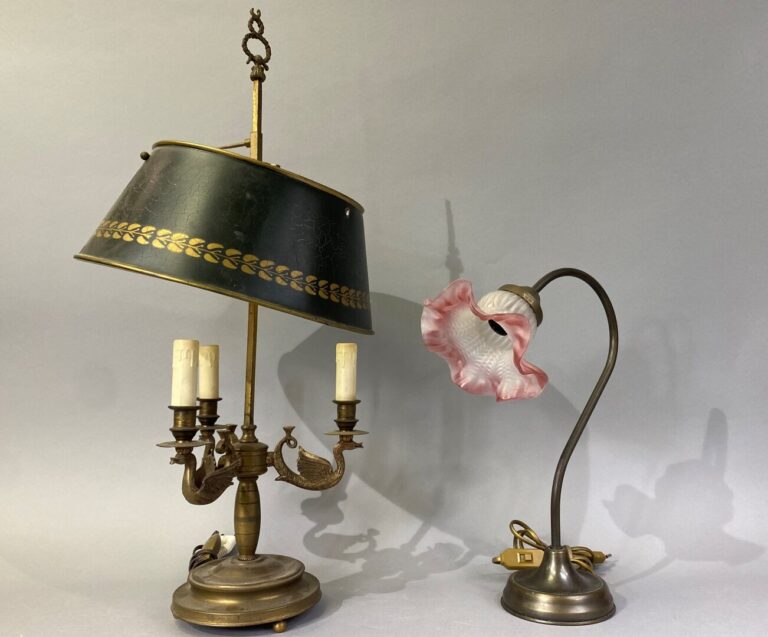 Lampe de table à monture en laiton agrémentée d'une tulipe en verre satiné - Ve…