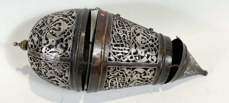 Lampe en métal entièrement ajourée de motifs d'oiseaux stylisés et de calligrap…
