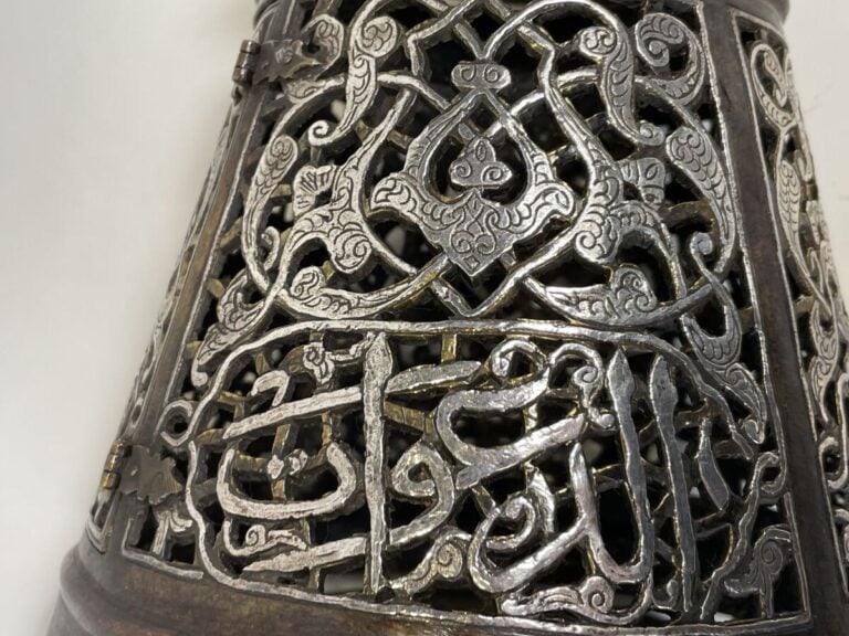 Lampe en métal entièrement ajourée de motifs d'oiseaux stylisés et de calligrap…
