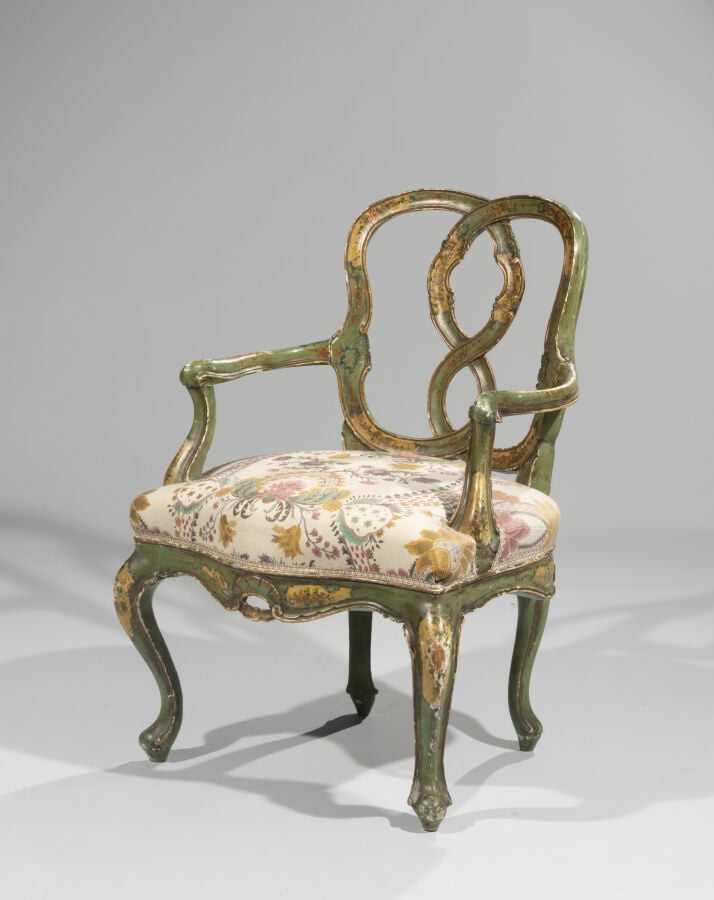 Large fauteuil en bois mouluré, sculpté, laqué vert et peint de réserves à bouq…