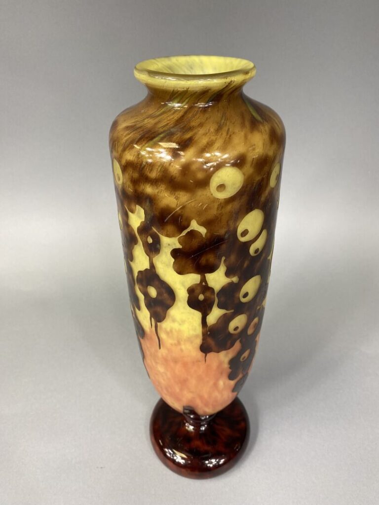 LE VERRE FRANCAIS - Vase balustre en verre jaune et orangé doublé rouge et brun…