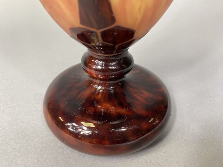 LE VERRE FRANCAIS - Vase balustre en verre jaune et orangé doublé rouge et brun…