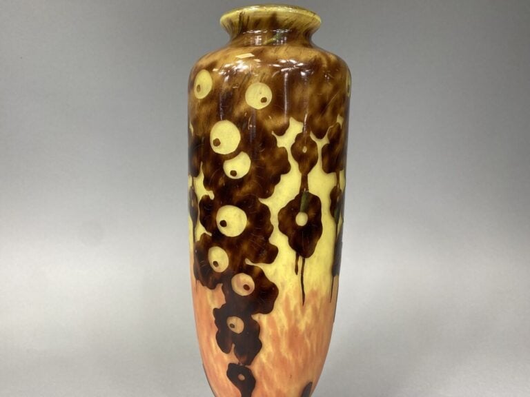 LE VERRE FRANCAIS - Vase balustre en verre jaune et orangé doublé rouge et brun…