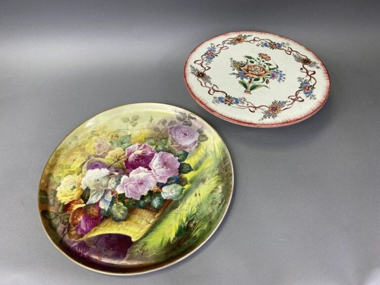 LIMOGES, J. AUZIES - Plateau rond en porcelaine à décor floral peint - D : 40 c…