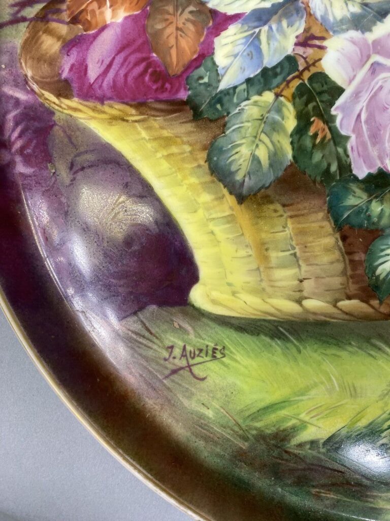 LIMOGES, J. AUZIES - Plateau rond en porcelaine à décor floral peint - D : 40 c…