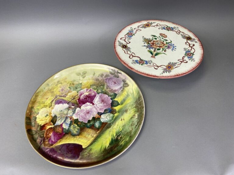LIMOGES, J. AUZIES - Plateau rond en porcelaine à décor floral peint - D : 40 c…