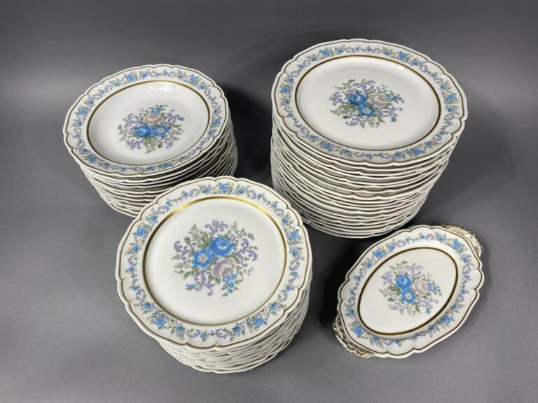 LIMOGES - Partie de service de table en porcelaine polychrome à décor de motifs…