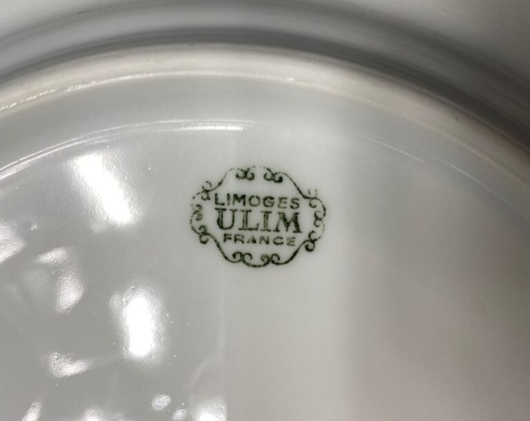 LIMOGES - Partie de service de table en porcelaine polychrome à décor de motifs…