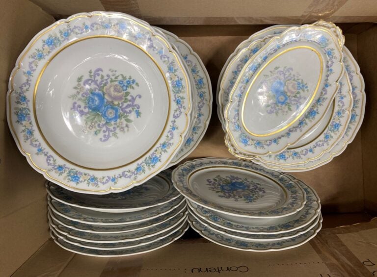 LIMOGES - Partie de service de table en porcelaine polychrome à décor de motifs…