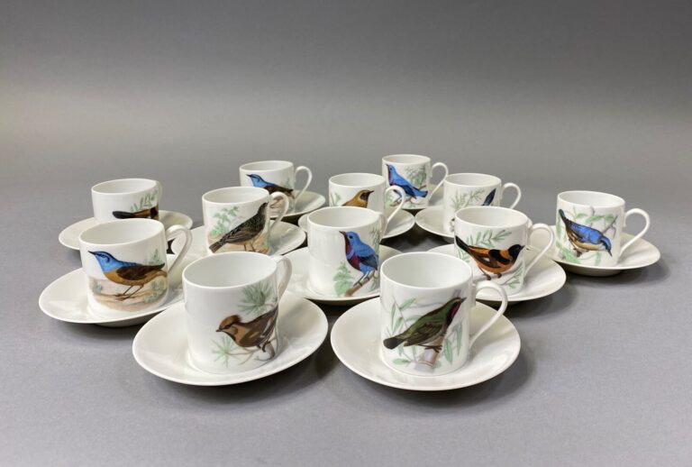 LIMOGES - Service à café en porcelaine à décor polychrome d'oiseaux comprenant…